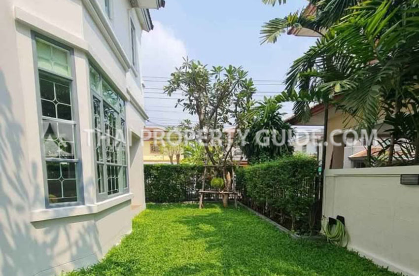 House with Shared Pool in Srinakarin 